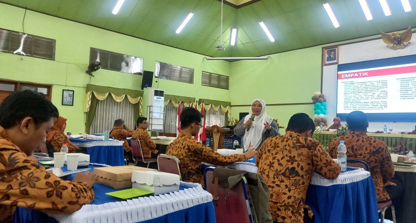 Workshop Peningkatan Kompetensi SMAN 2 Malang: Membangun Guru dan Tenaga Kependidikan Berkualitas