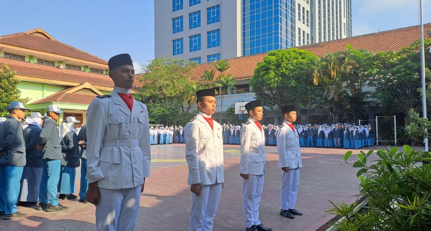 Upacara Hari Sumpah Pemuda ke-96 di SMAN 2 Malang: Semangat Maju Bersama Indonesia Raya