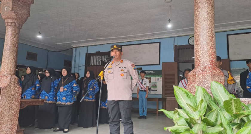 Upacara Bendera di SMAN 2 Malang, AKP Yulius Sapto Ingatkan Pentingnya Ketertiban Lalu Lintas