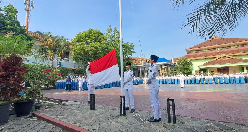 Peringatan Hari Pahlawan di SMAN 2 Malang: Teladani Pahlawanmu, Cintai Negerimu!