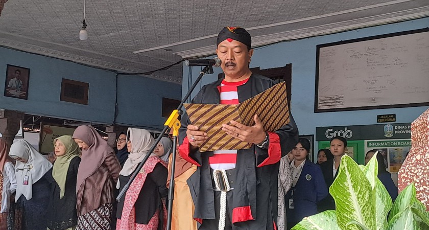 Peringatan Hari Guru di SMAN 2 Malang: Guru Hebat, Indonesia Kuat!