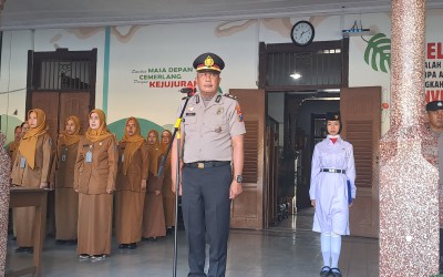AKP Totok Hariyanto Jadi Pembina Upacara di SMAN 2 Kota Malang, Tekankan Disiplin Berlalu Lintas dan Etika Bermedsos bagi Pelajar Berprestasi